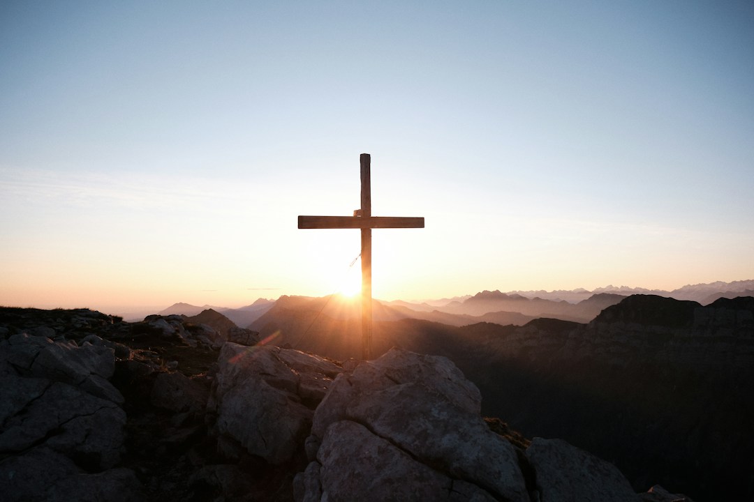 Thập tự giá trong ánh sáng ban mai, minh họa đức tin nơi Đấng Christ